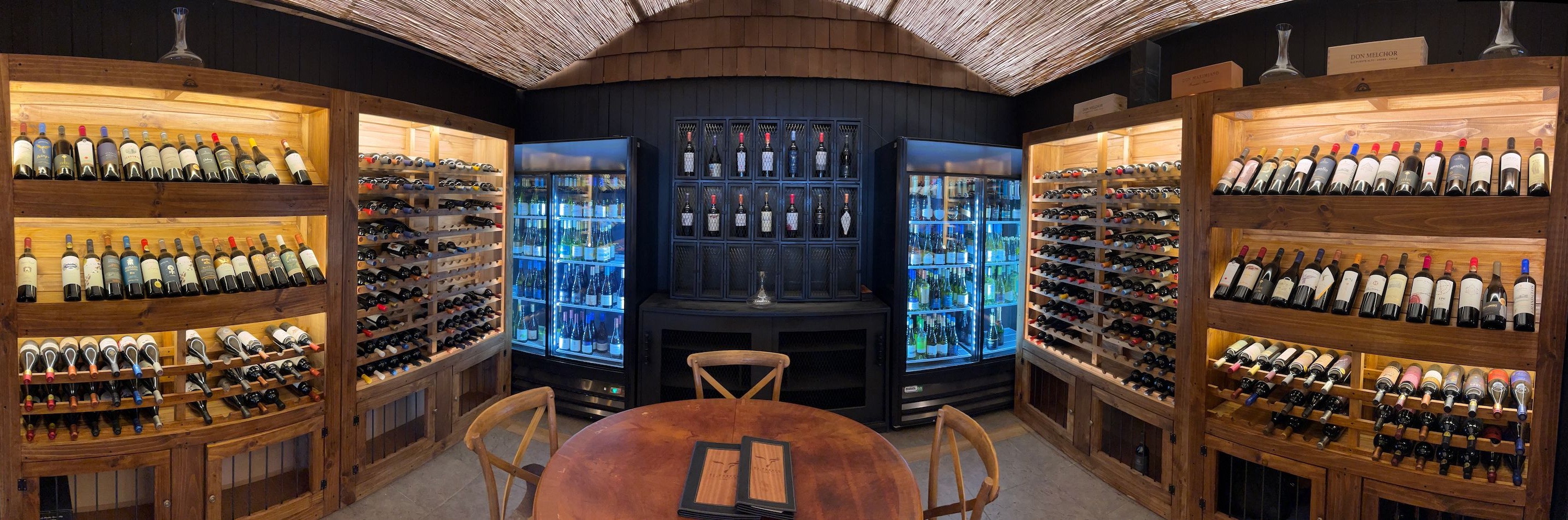 Sala de vinos de El Puesto Restaurant en Puerto Varas