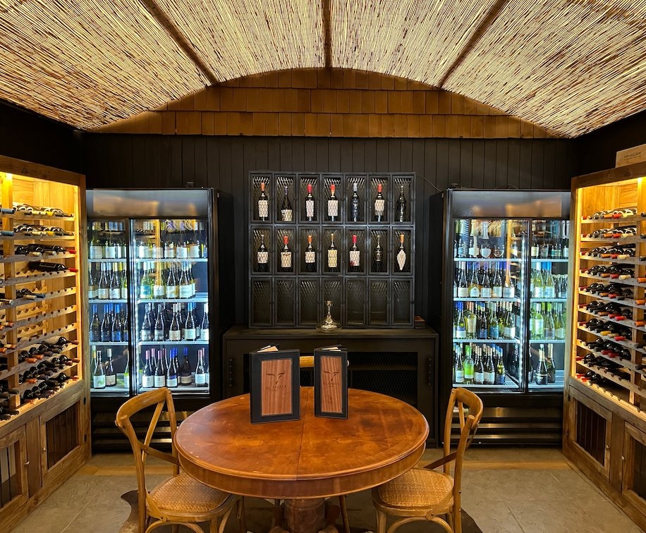 Cava de vinos en El Puesto Restaurant en Puerto Varas