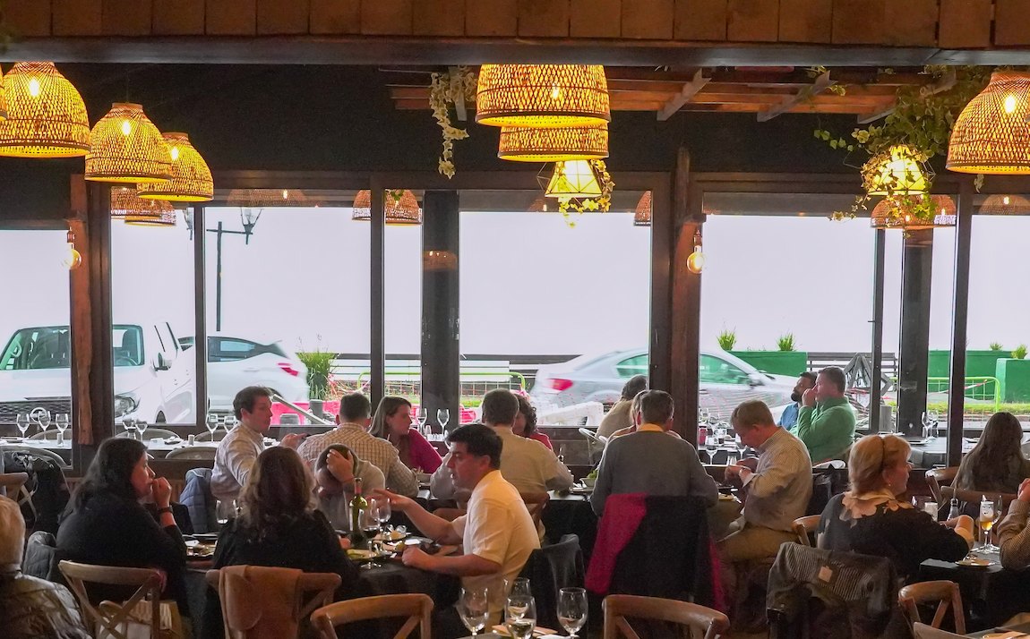 Interior de El Puesto Restaurant en Puerto Varas con vista al Lago Llanquihue